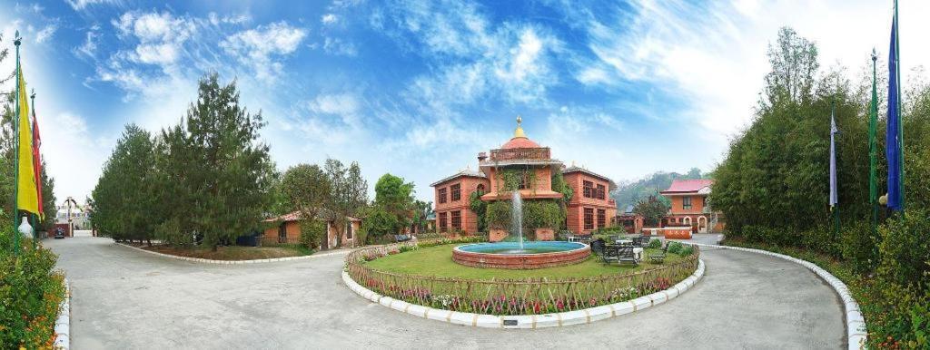 Grand Norling Hotel'S Resort Катманду Екстериор снимка