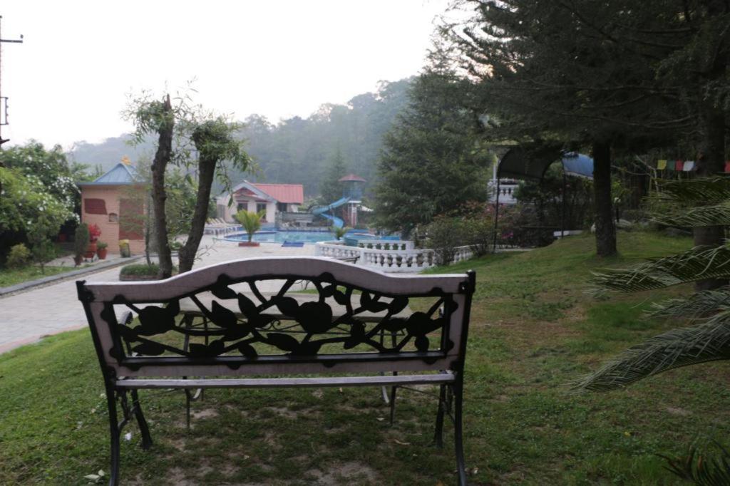 Grand Norling Hotel'S Resort Катманду Екстериор снимка